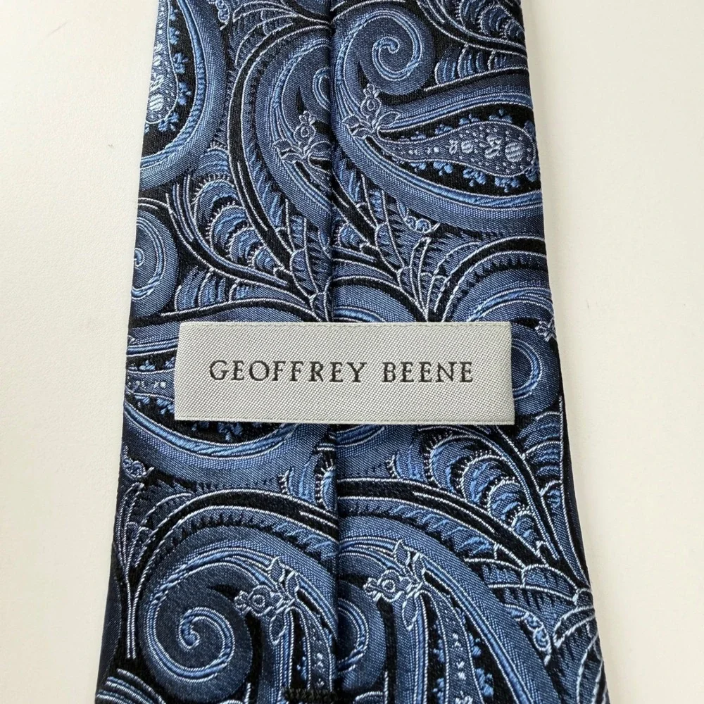 Geoffrey Beene‎ Blue Paisley Silk TIe